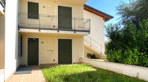BARDOLINO (Calmasino) – BILOCALE AL PIANO TERRA CON GIARDINO IN LOCAZIONE