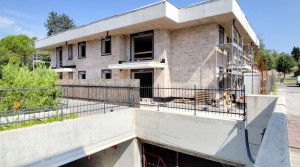 LAZISE (Col� ) – NUOVO APPARTAMENTO TRILOCALE CON GIARDINO
