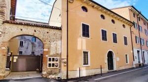 BARDOLINO (Calmasino) – APPARTAMENTO TRILOCALE AL PRIMO PIANO